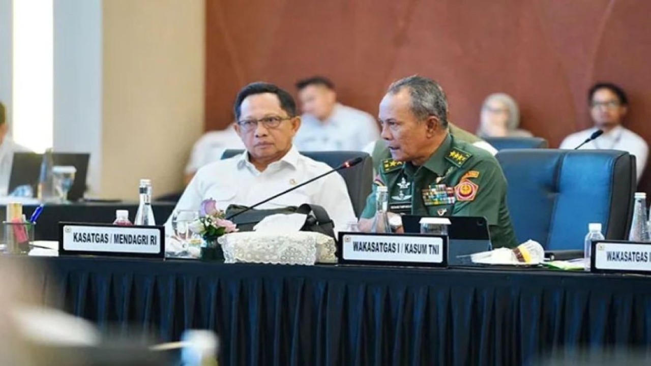 Kasum TNI Letjen Richard Tampubolon (kanan) saat rapat di ruang Pustaka Loka Gedung Nusantara IV. (Foto: Dok. Puspen TNI)