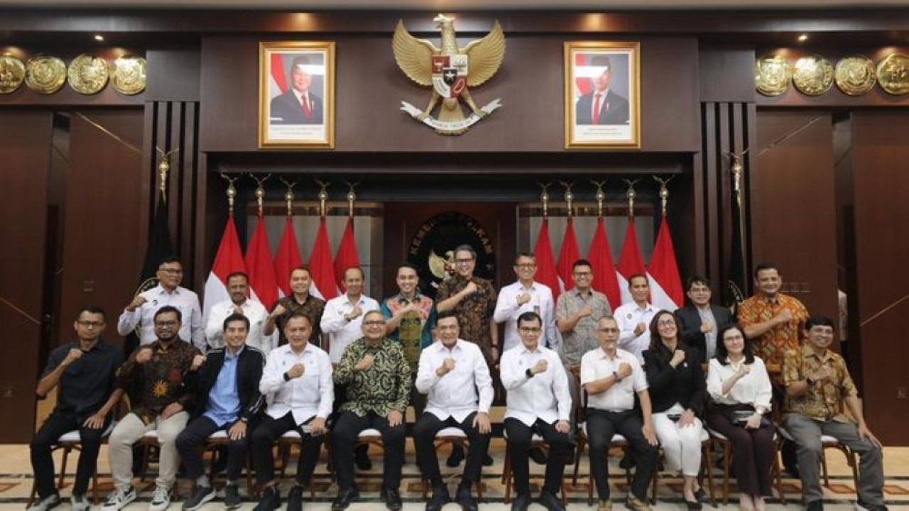 Menko Polkam Jenderal TNI (Purn.) Djamari Chaniago menegaskan pentingnya sinergi media dan Pemerintah menghadapi hoaks. (Foto: Istimewa)