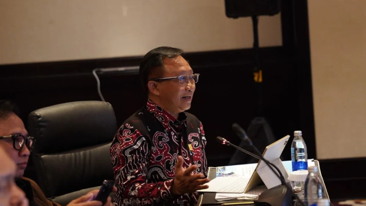 Direktur Retail dan Niaga PT PLN (Persero) Adi Priyanto memberikan keterangan terkait kesiapan pasokan listrik nasional dan wilayah Bali di Denpasar, Bali. ANTARA/HO-Humas PLN UID Bali (Antara)