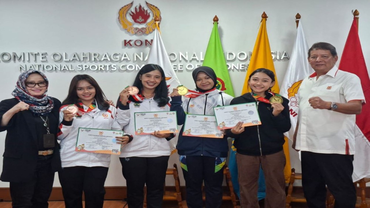 Atlet Jabar dan Jateng berfoto bersama Sekjen KONI Pusat Tb. Lukman Djajadikusuma dan Rosi Nurasjati usai prosesi pengalungan medali/ist