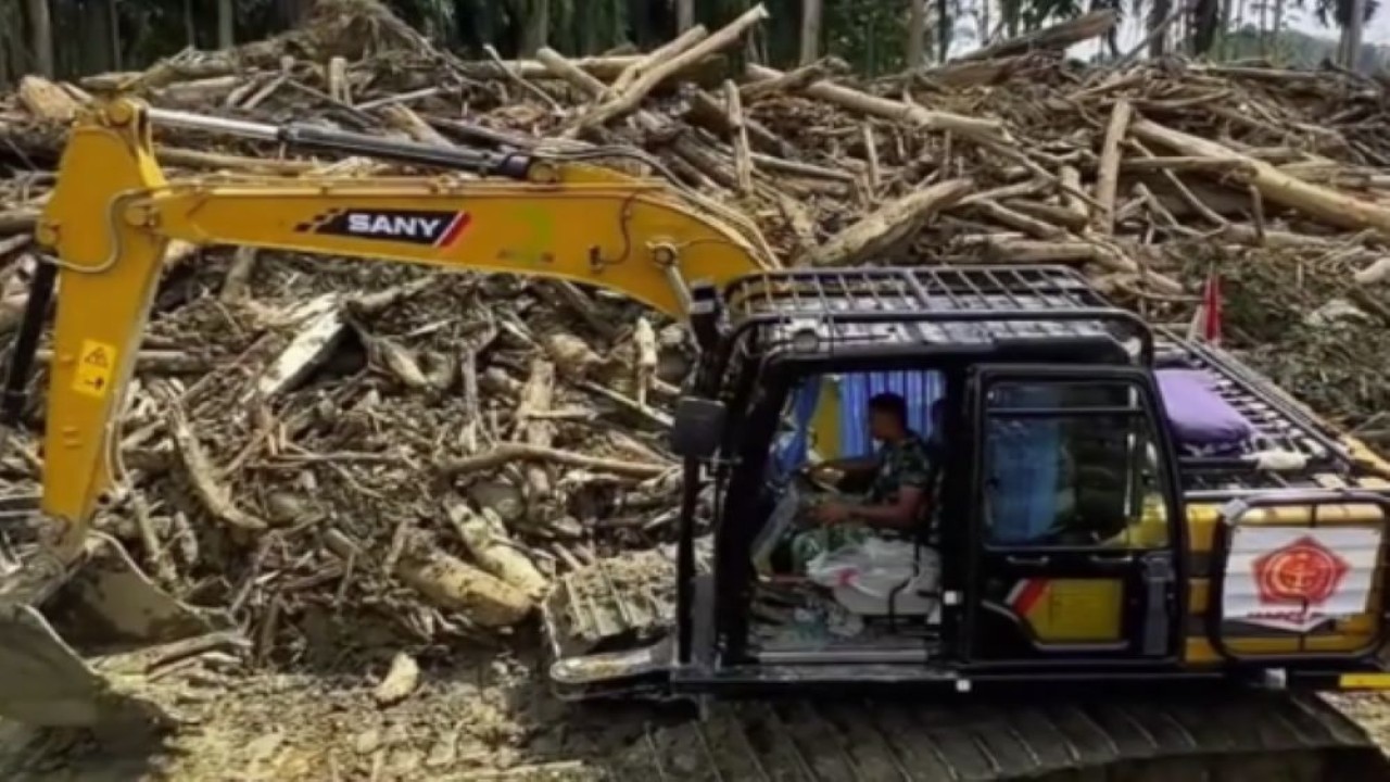 Anggota TNI melakukan pembersihan kayu di Lubuk Sidup, Kecamatan Sekerak, Aceh Tamiang, Aceh. (Foto: Dok/Istimewa)