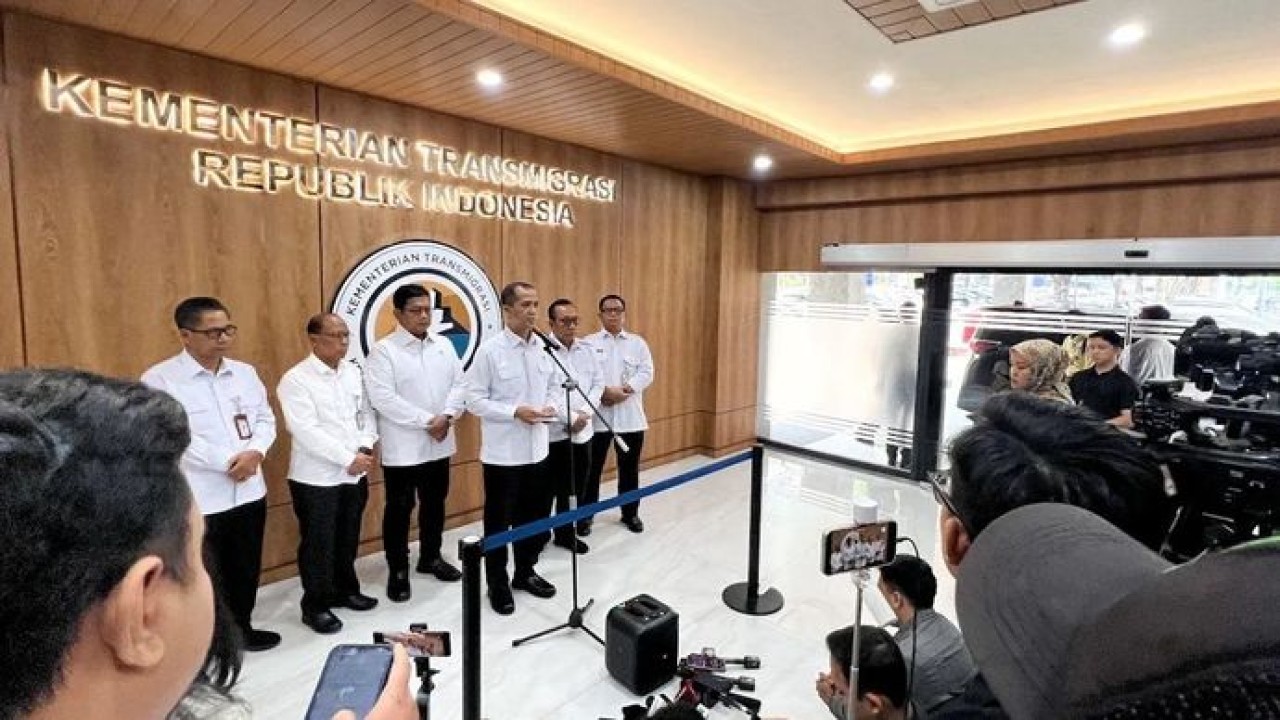 Menteri Transmigrasi (Mentrans) Muhammad Iftitah Sulaiman Suryanagara bersama jajaran dalam jumpa pers terkait kasus transmigran di Kota Baru, Kalimantan Selatan. (Antara)