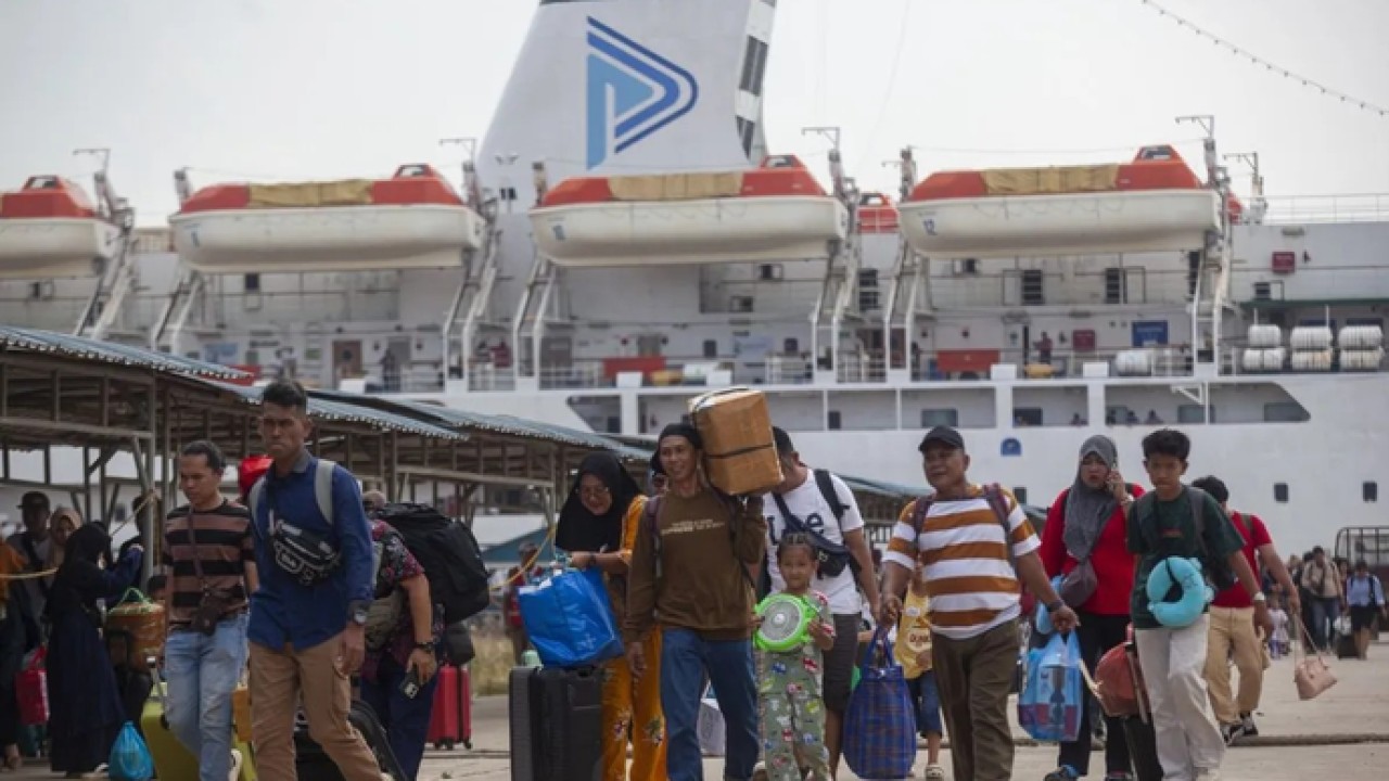 Ilustrasi: Penumpang dari Belawan turun dari Kapal Motor (KM) Kelud saat tiba di Pelabuhan Bintang 99, Batu Ampar, Batam, Kepulauan Riau, Senin (30/3/2026). ANTARA FOTO/Teguh Prihatna/bar (Antara)