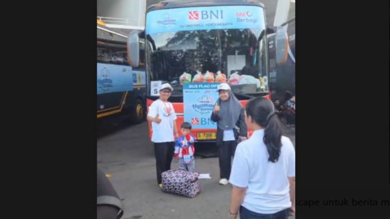 Ratusan peserta tampak memadati area keberangkatan Program Mudik Gratis BUMN 2026 di Ring Road Gelora Bung Karno (GBK), Senayan, Jakarta, Selasa (17/3/2026).  (Bakom)