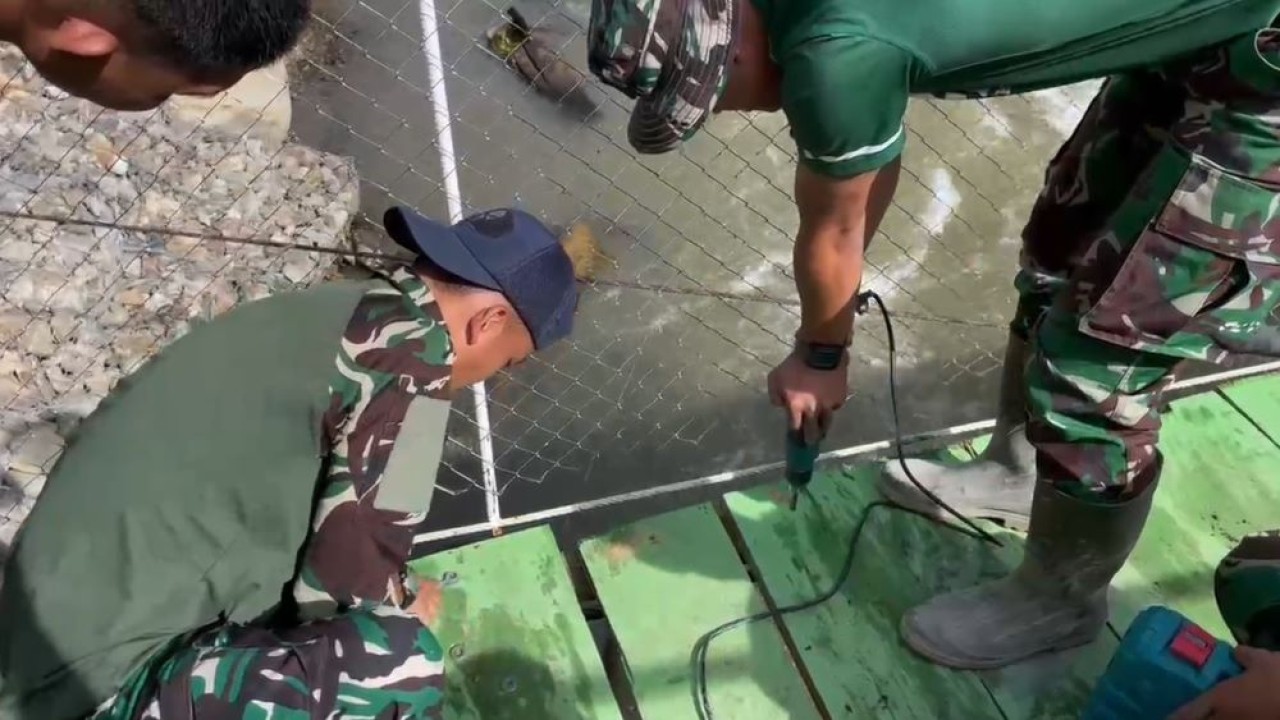 Para prajurit dan masyarakat kompak membangun jembatan yang rusak imbas bencana banjir lalu.