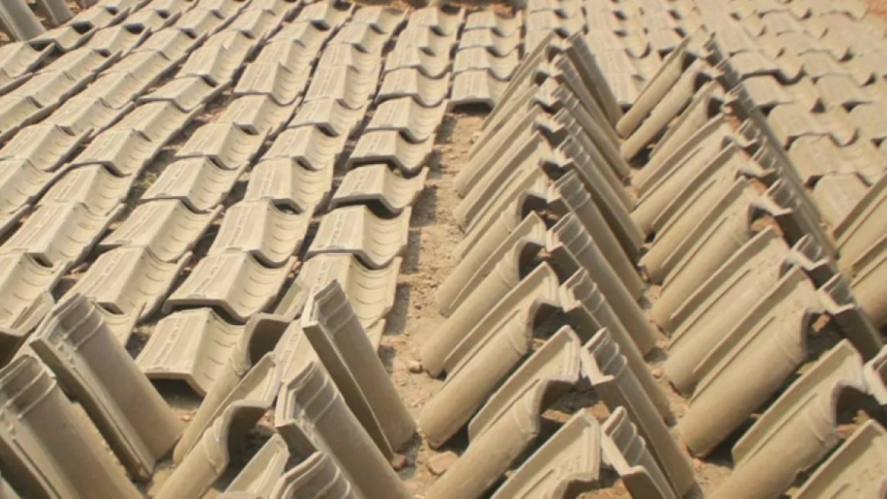 Ilustrasi: Produksi genteng di salah satu pabrik di Jatiwangi, Majalengka, Jawa Barat. ANTARA/Fathnur Rohman. (Antara)