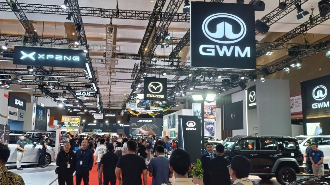 Pengunjung antusias menghadiri pameran otomotif IIMS 2026. (Foto: Adiantoro/NTV)