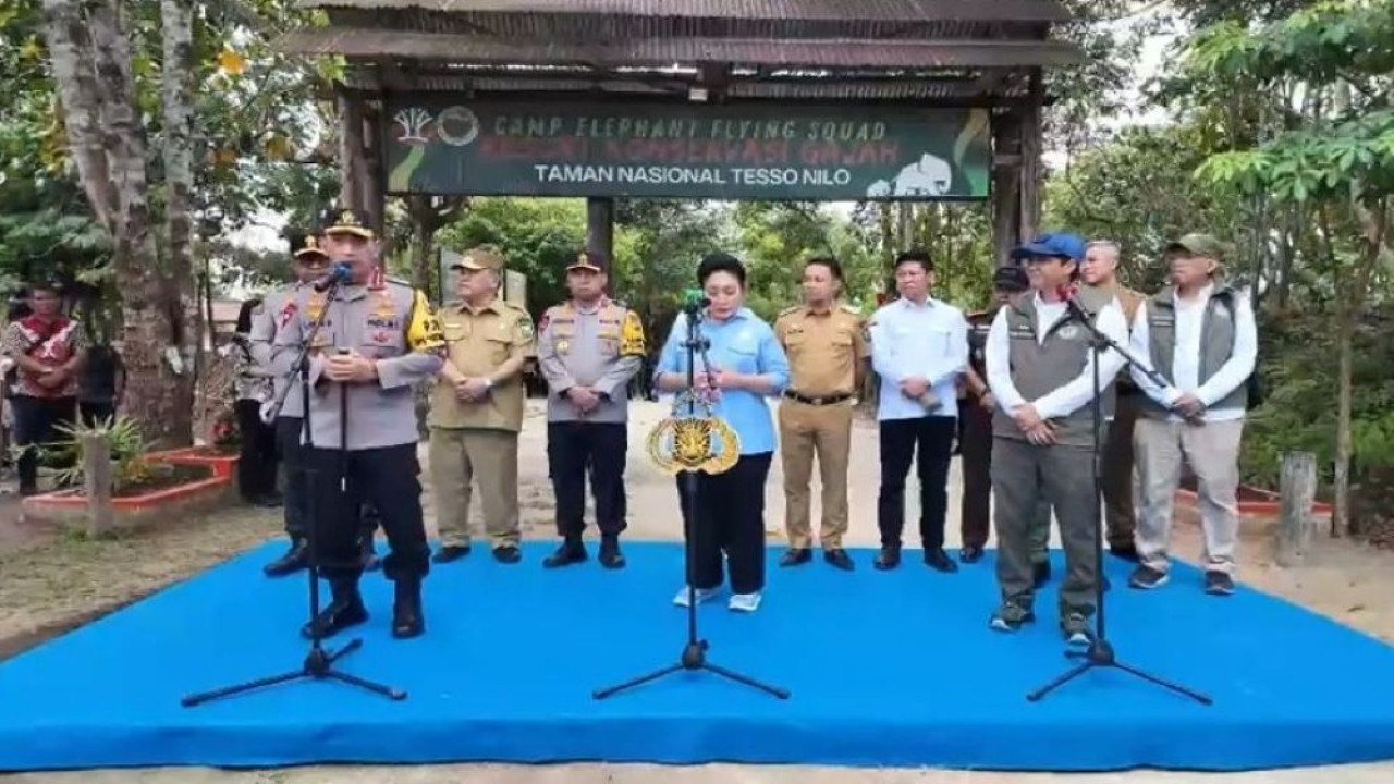 Kapolri Jenderal Listyo Sigit Prabowo bersama Ketua Komisi IV DPR Siti Hediati Hariyadi atau Titiek Soeharto meninjau lahan konservasi gajah di Taman Nasional Tesso Nilo (TNTN), pada Selasa (17/3/2026). (Foto: Istimewa)