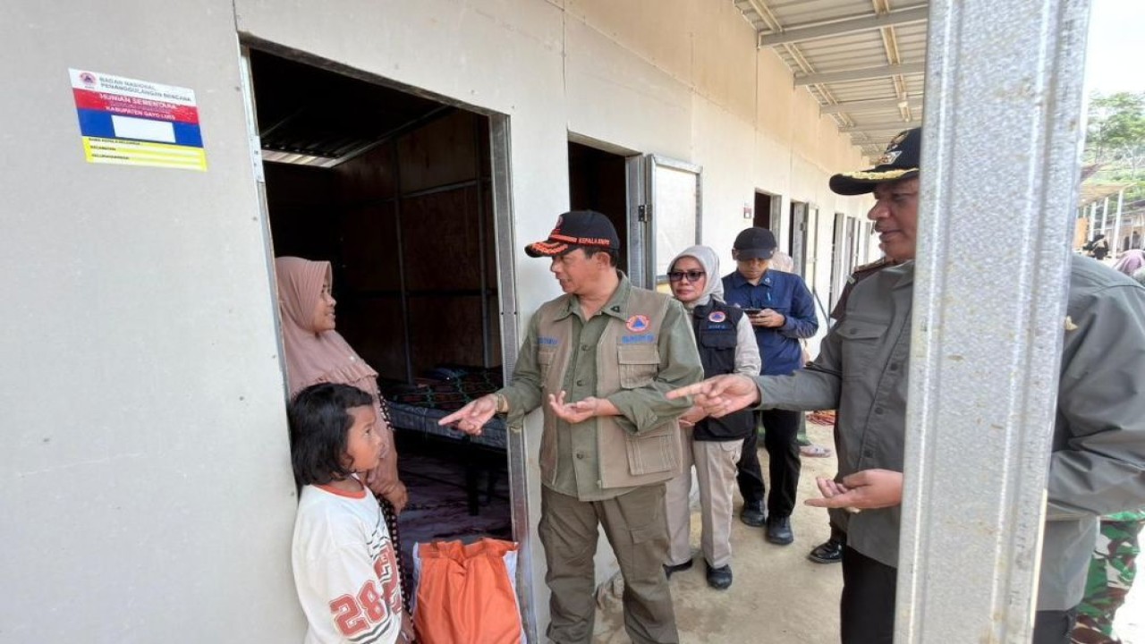 Kepala BNPB Letjen Suharyanto berharap seluruh huntara di Gayo Lues dapat segera rampung sehingga warga terdampak bisa segera meninggalkan tenda pengungsian. (Foto: Dok/Istimewa/Bakom RI)