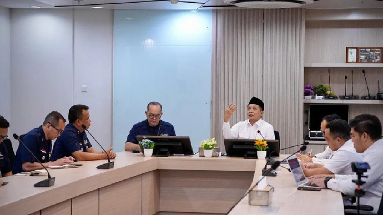 Menteri Koperasi Ferry Juliantono (kanan) melakukan pertemuan dengan Direktur Utama Joao Angelo De Sousa Mota di kantor PT Agrinas Pangan Nusantara, Jakarta, Senin (16/3/2026). ANTARA/HO-Kemenkop/aa. (Antara)