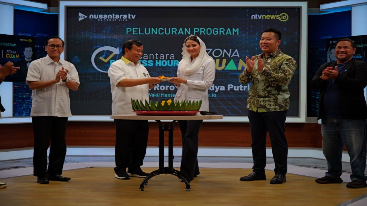 Wamendag Dyah Roro Esti Widya Putri memberikan potongan tumpeng pertama kepada Presiden Komisaris NT Corp Nurdin Tampubolon pada peluncuran program Nusantara Business Hour dan segmen khusus Zona Cuan