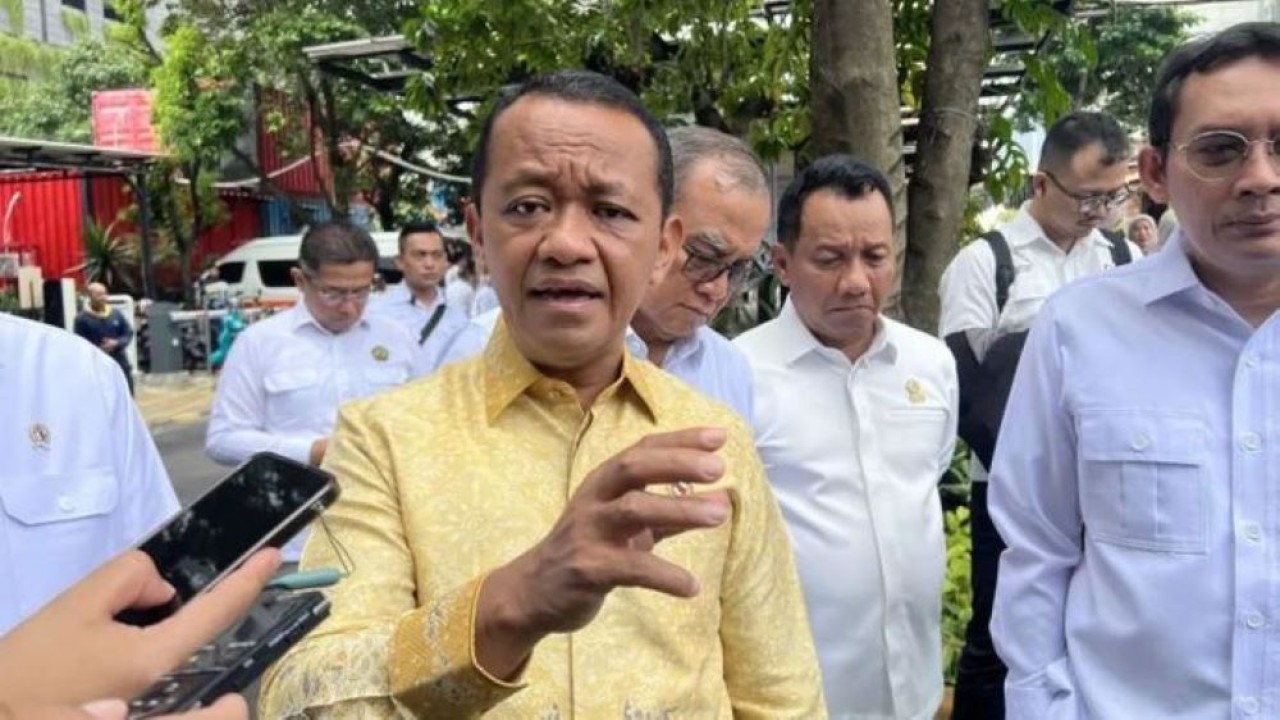 Menteri Energi dan Sumber Daya Mineral (ESDM) Bahlil Lahadalia memberi keterangan ketika dijumpai di Kantor Kementerian ESDM, Jakarta, Senin 9 Maret 2026. (ANTARA/Putu Indah Savitri) (Antara)