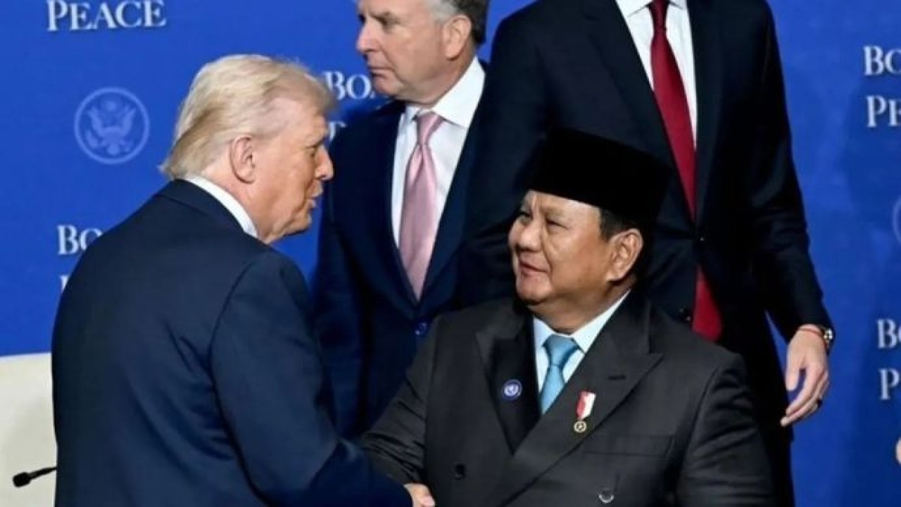 Presiden RI Prabowo Subianto (kanan) bersalaman dengan Presiden Amerika Serikat Donald Trump dalam pertemuan perdana (Inaugural Meeting) Board of Peace (BoP) yang digelar di Donald Trump United States Institute of Peace, Washington, D.C., AS. (Antara)