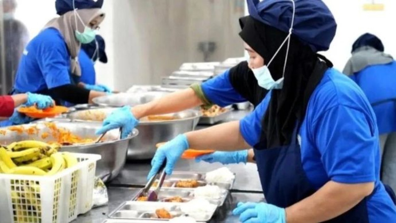 Arsip - Ilustrasi - Petugas SPPG tengah menyiapkan Makan Bergizi Gratis (MBG) untuk disalurkan kepada penerima manfaat. (ANTARA/HO-BGN/am) (Antara)