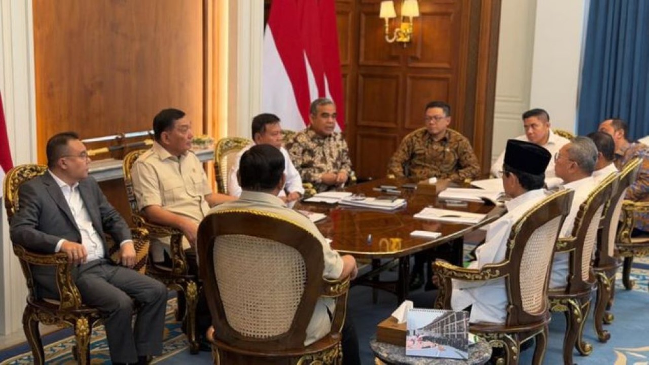 Sekretaris Kabinet Teddy Indra Wijaya menyampaikan bahwa Presiden Republik Indonesia Prabowo Subianto menerima Wakil Ketua DPR RI Prof. Sufmi Dasco Ahmad di Istana Merdeka (Istimewa)