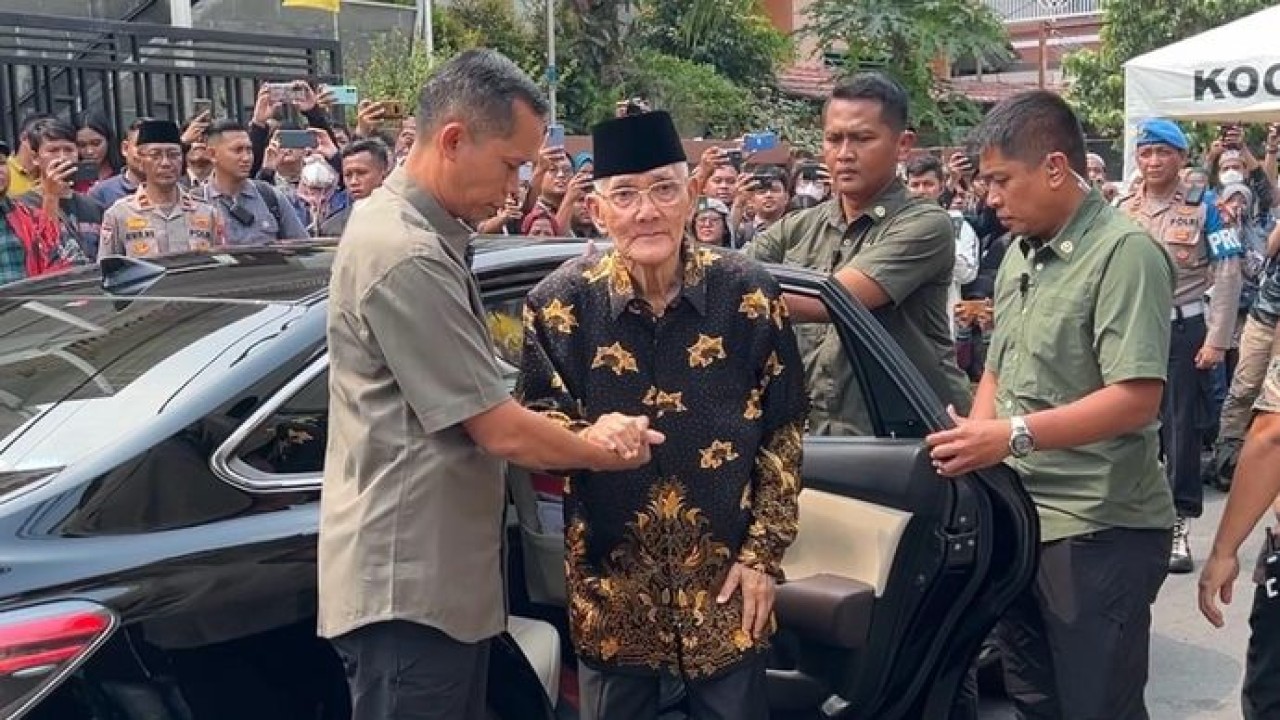 Mantan Wapres Try Sutrisno saat mengunjungi rumah duka Hamzah Haz.