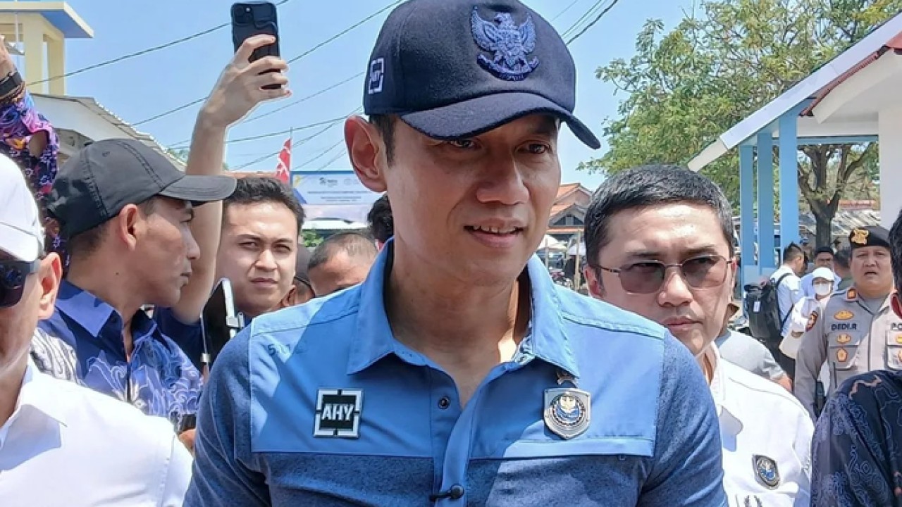 Menteri Koordinator Bidang Infrastruktur dan Pembangunan Kewilayahan atau IPK Agus Harimurti Yudhoyono (AHY) meninjau pengembangan Kampung Nelayan Merah Putih di Kabupaten Tangerang, Banten. (ANTARA/Azmi Samsul M) (Antara)