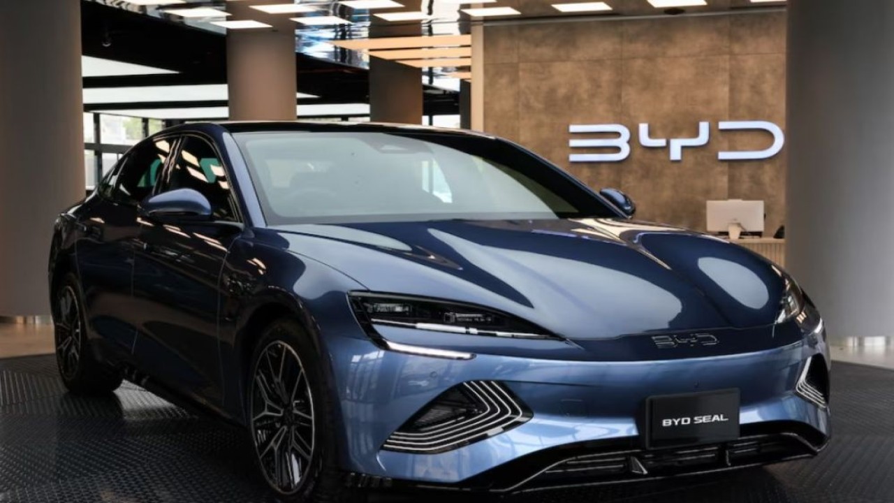Ilustrasi. Mobil listrik BYD SEAL dipamerkan di BYD Pakistan Metropole Experience Center, di Karachi, Pakistan 23 Juli 2025. (Foto: Akhtar Soomro/Reuters)