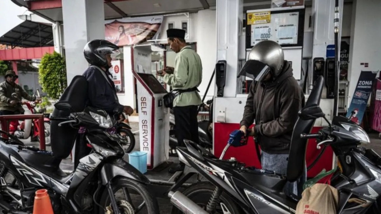 Pengendara sepeda motor mengisi bahan bakar minyak (BBM) jenis Pertamax di SPBU Jalan Ahmad Yani, Semarang, Jawa Tengah, Selasa (31/3/2026). ANTARA FOTO/Aprillio Akbar/tom. (Antara)