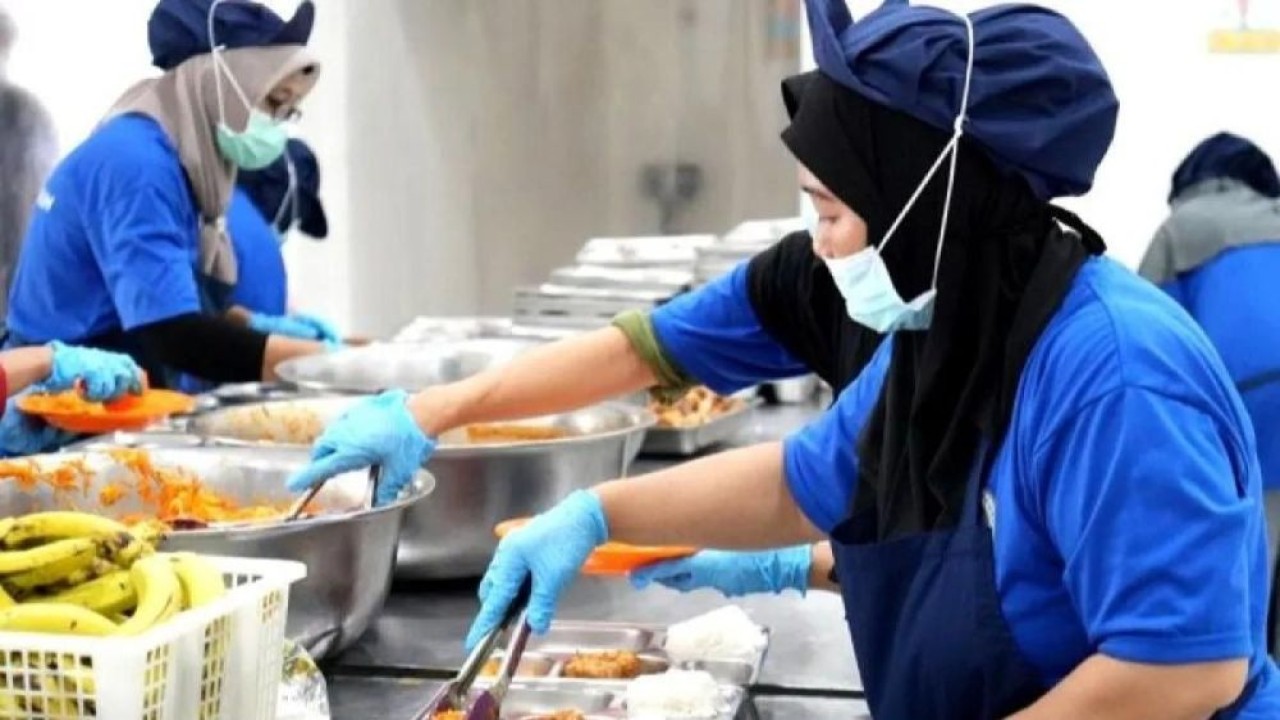 Petugas di SPPG tengah menyiapkan Makan Bergizi Gratis (MBG) untuk diberikan kepada penerima manfaat. (Foto: ANTARA/HO-BGN/aa)