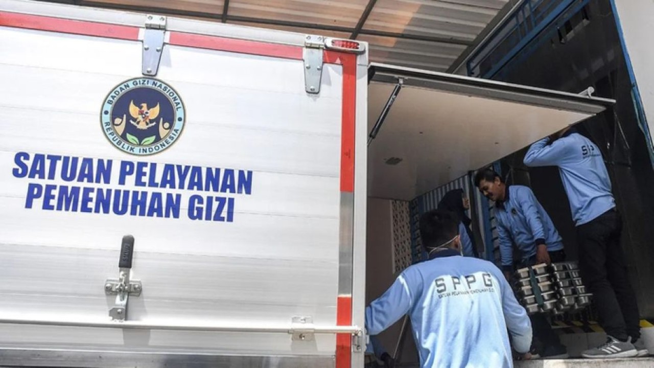 Pekerja memasukkan paket Makan Bergizi Gratis (MBG) ke dalam mobil untuk didistribusikan di Satuan Pelayanan Pemenuhan Gizi (SPPG) Dapur Sehat Kemala Bhayangkari, Kabupaten Ciamis, Jawa Barat, Kamis (9/4/2026). (Foto: Antara)