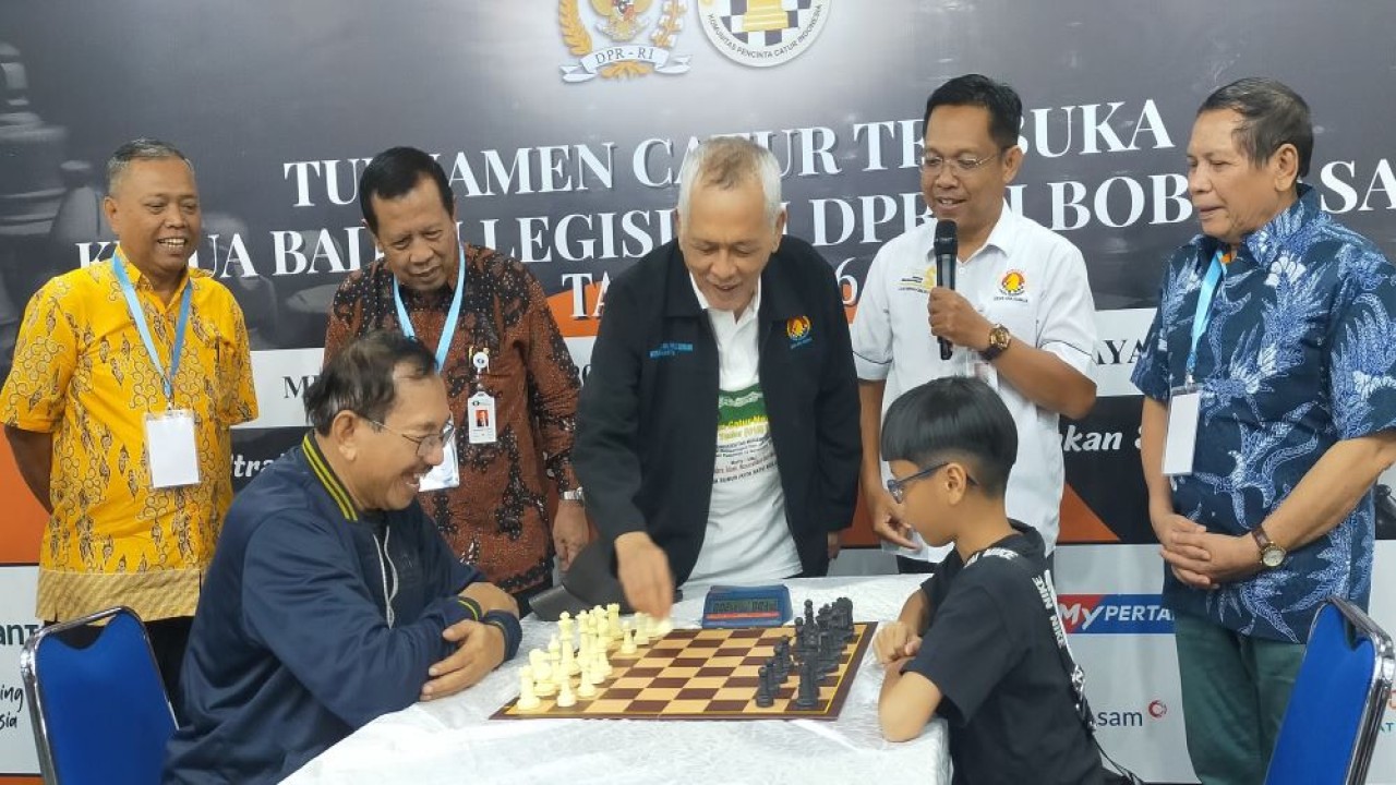 Pertandingan eksebisi peserta paling muda melawan peserta tertua pada pembukaan Turnamen Catur Terbuka Piala Ketua Baleg DPR RI Bob Hasan 2026.