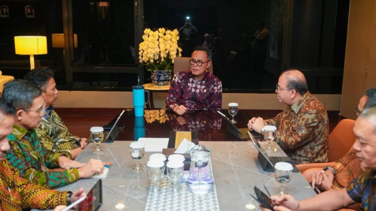 Kepala BP BUMN sekaligus COO Danantara Dony Oskaria (tengah) menyampaikan arahan dalam rapat bersama jajaran direksi BUMN Karya. (ANTARA/HO-BP BUMN) (Antara)