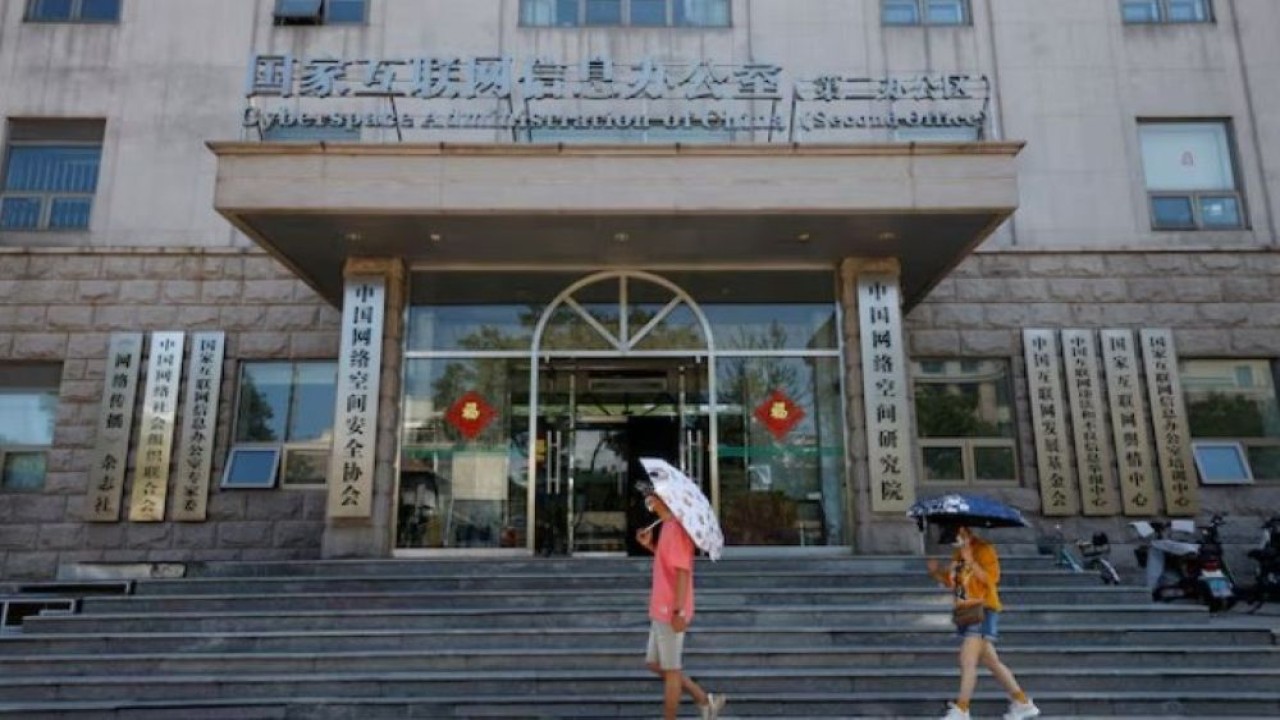 Warga berjalan melewati kantor Administrasi Ruang Siber China (CAC) di Beijing, China, 8 Juli 2021. (Foto: Dok/Thomas Peter/Reuters)