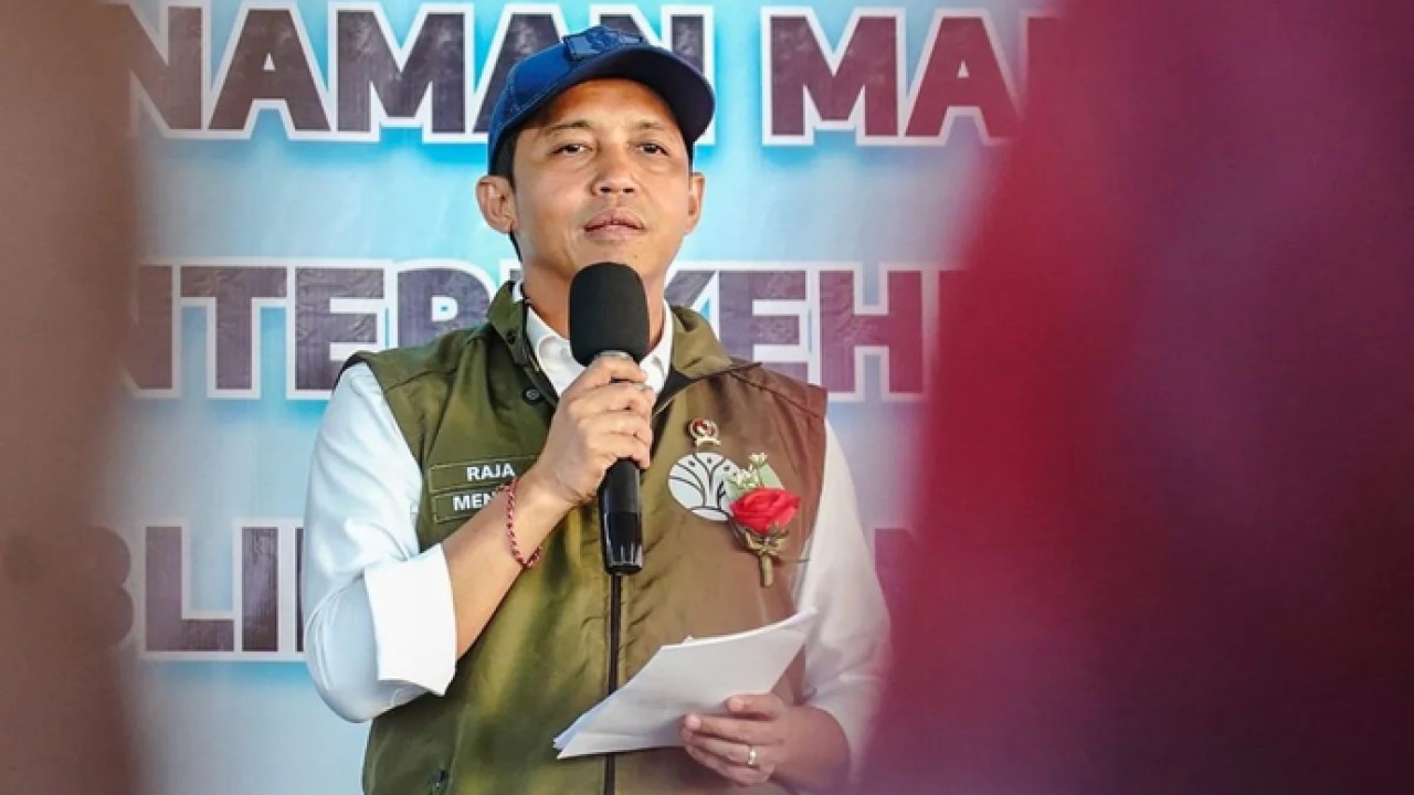 Menteri Kehutanan (Menhut) Raja Juli Antoni dalam penyerahan sembilan Surat Keputusan (SK) kepada sebanyak 328 kepala keluarga di Desa Wisata Darunu, Kecamatan Wori, Kabupaten Minahasa Utara, Sulawesi Utara, Kamis (9/4/2026). (ANTARA/HO-Kemenhut RI) (Antara)