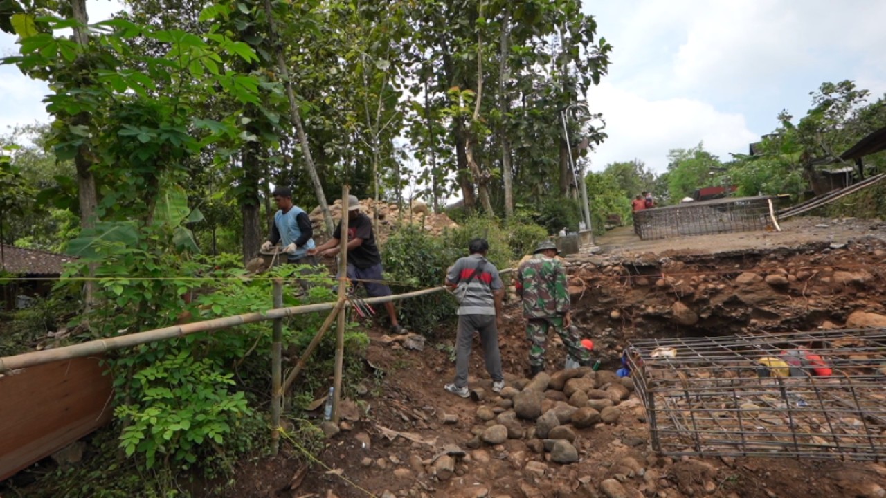 Warga Desa Nglembu Boyolali segera punya jembatan gantung permanen. (Foto: Dok/Istimewa/Bakom RI)