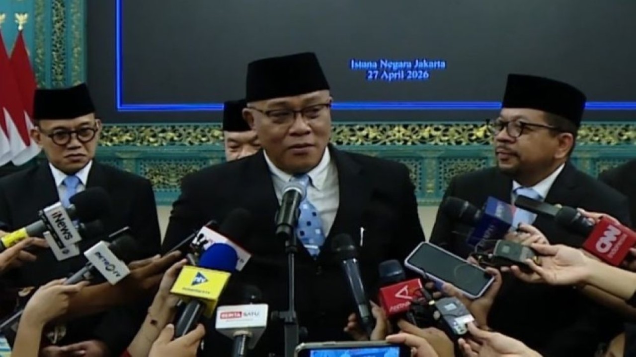 Mohammad Jumhur Hidayat resmi dilantik oleh Presiden Prabowo Subianto sebagai Menteri Lingkungan Hidup (LH) pada Senin (27/4/2026). (Foto: Dok/Istimewa/Bakom RI)