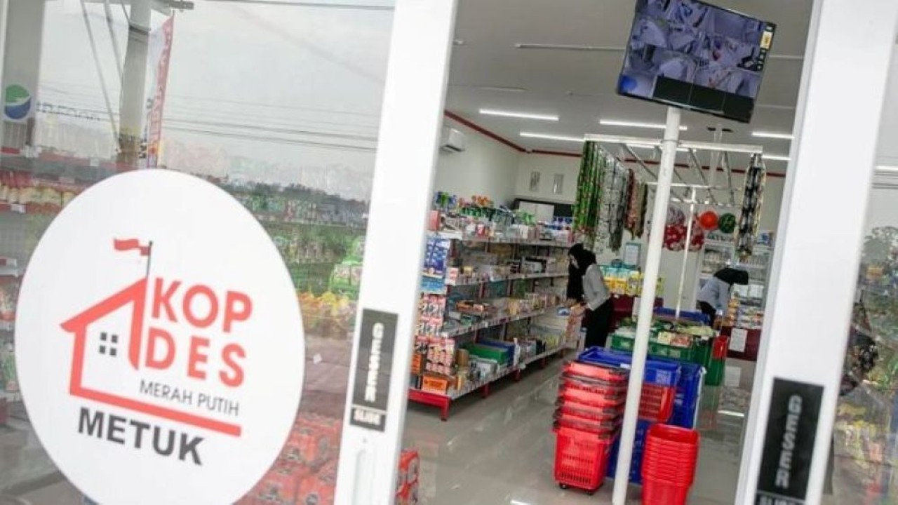 Warga berbelanja kebutuhan pokok di Koperasi Desa (Kopdes) Merah Putih Metuk, Mojosongo, Boyolali, Jawa Tengah, Selasa, 28 Oktober 2025. (Foto: ANTARA FOTO/MOHAMMAD AYUDHA)