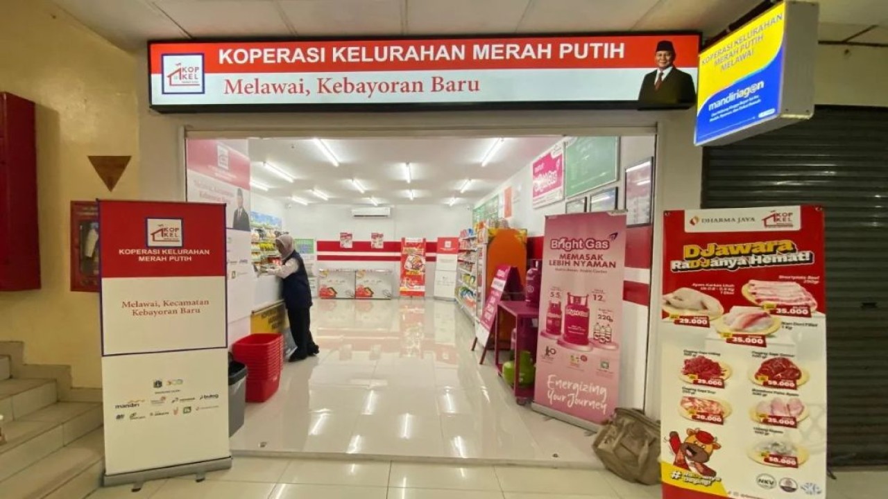 Koperasi Merah Putih Melawai di Blok M Hub, Jakarta Selatan yang menjual beragam produk usaha mikro kecil dan menengah (UMKM) dengan harga terjangkau, Jakarta, Jumat (25/7/2025). (Foto: ANTARA/Luthfia Miranda Putri)