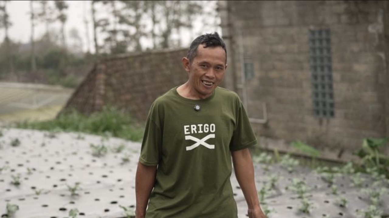 Surono (46), seorang petani sayur asal Desa Senden, untuk mencari nafkah. (Istimewa)