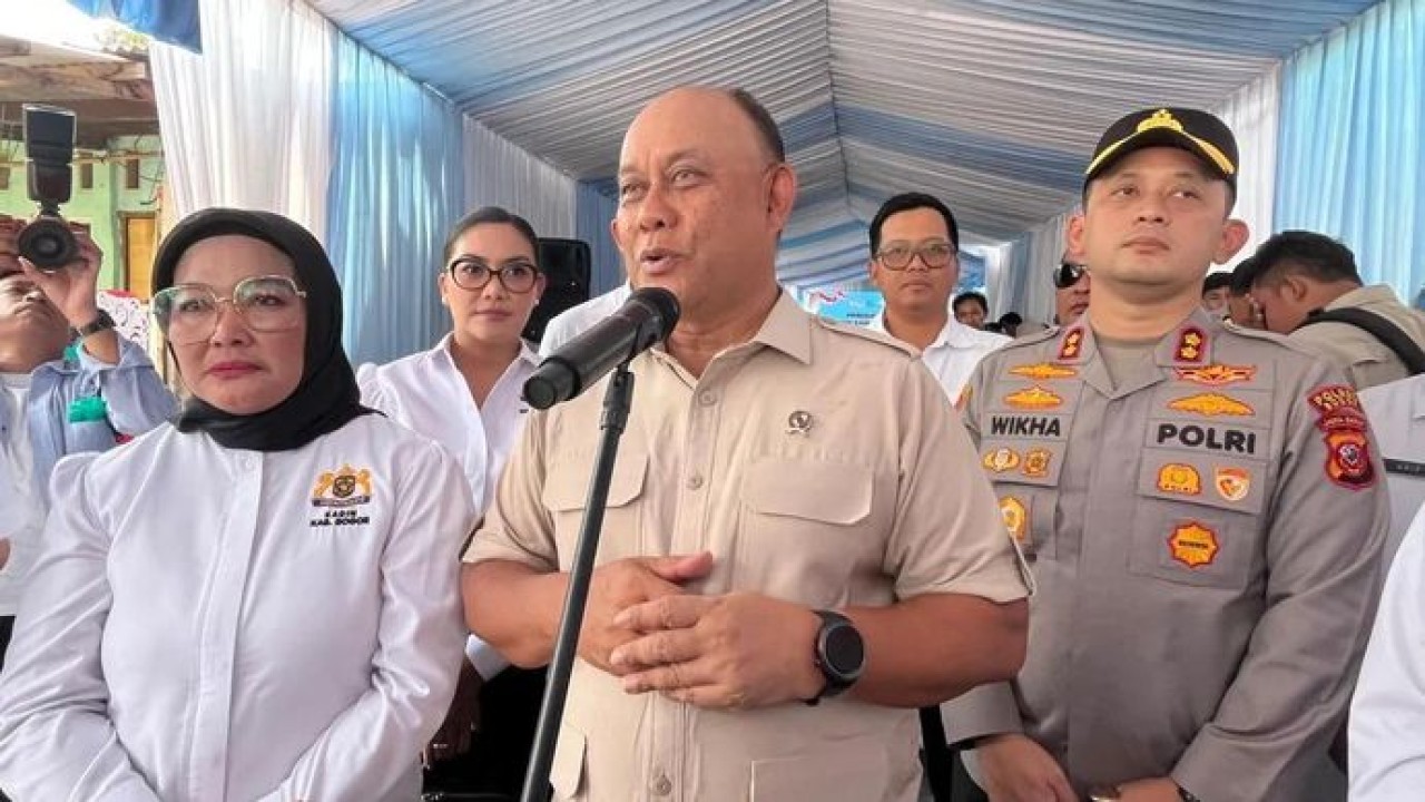 Kepala BGN Dadan Hindayana dalam peresmian SPPG di Desa Cijujung, Sukaraja, Kabupaten Bogor, Jawa Barat, Rabu (15/4/2026). ANTARA/M Fikri Setiawan (Antara)