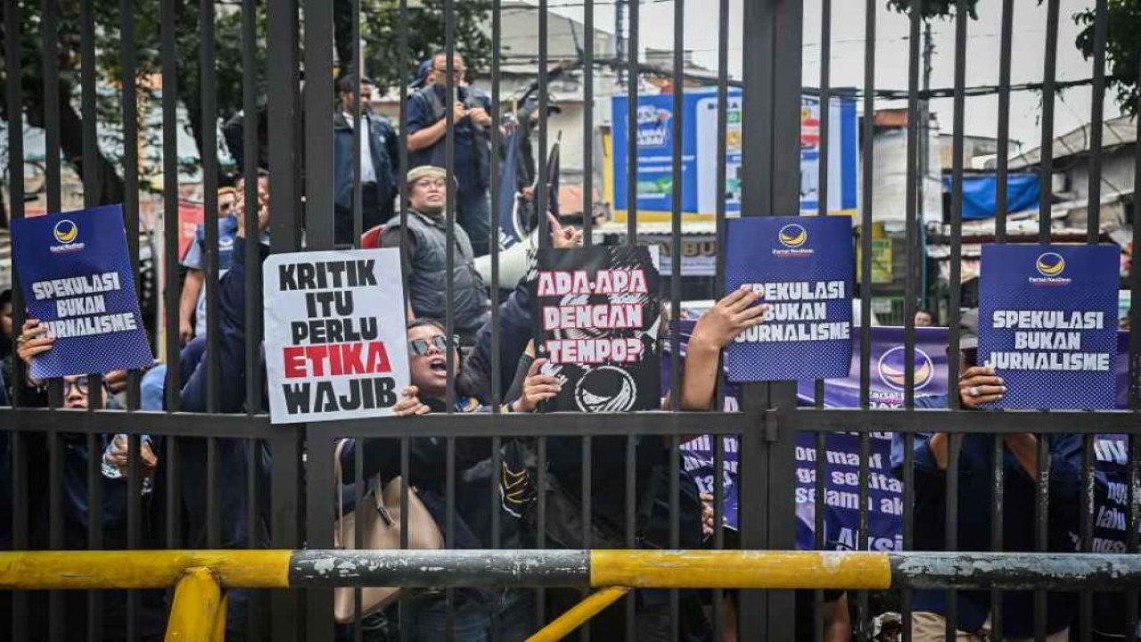 Pengurus dan kader Partai NasDem berunjuk rasa di depan kantor Tempo pada Selasa, 14 April 2026/ist