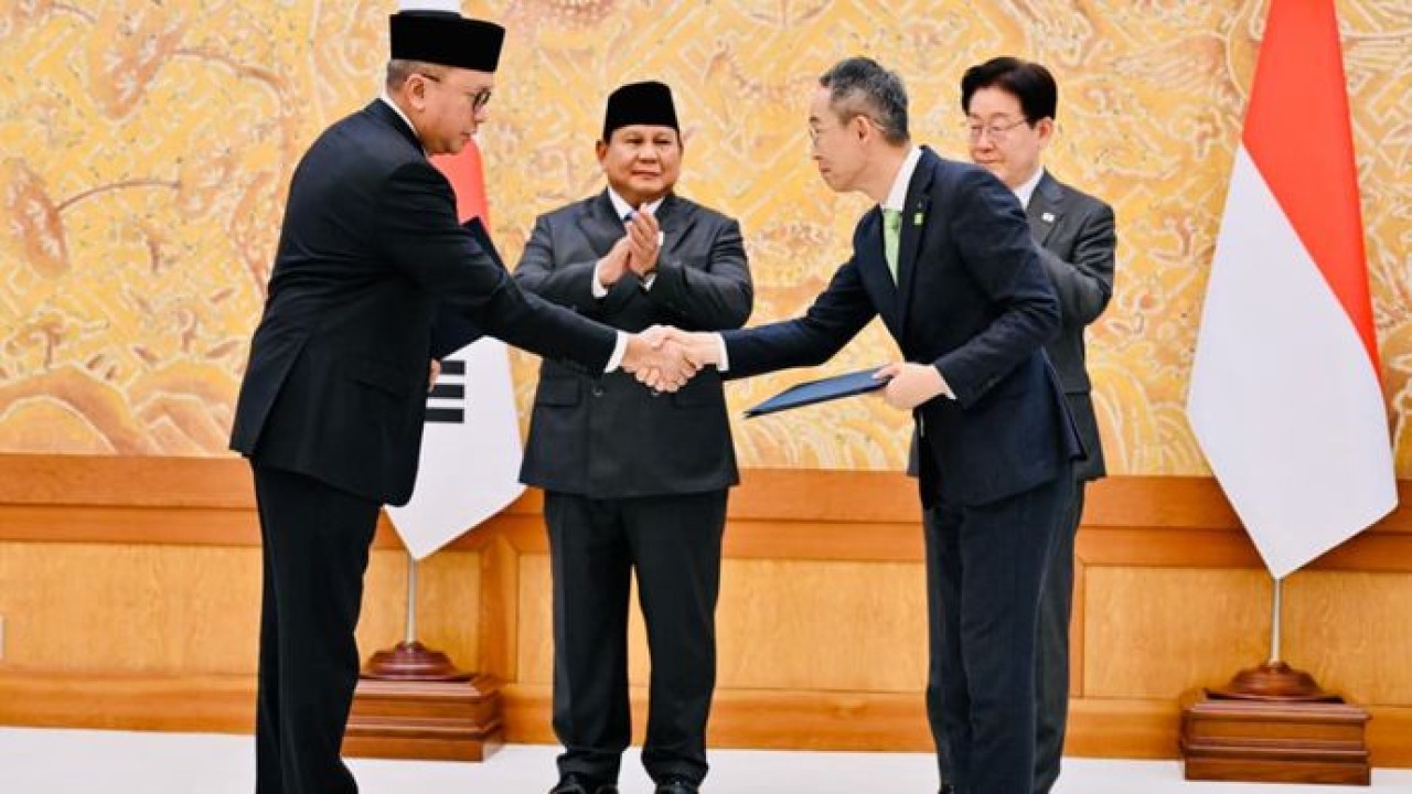 Presiden Republik Indonesia Prabowo Subianto menyaksikan secara langsung pengumuman dan pertukaran 10 nota kesepahaman (Memorandum of Understanding/MoU) antara Republik Indonesia dan Republik Korea (Setpres)