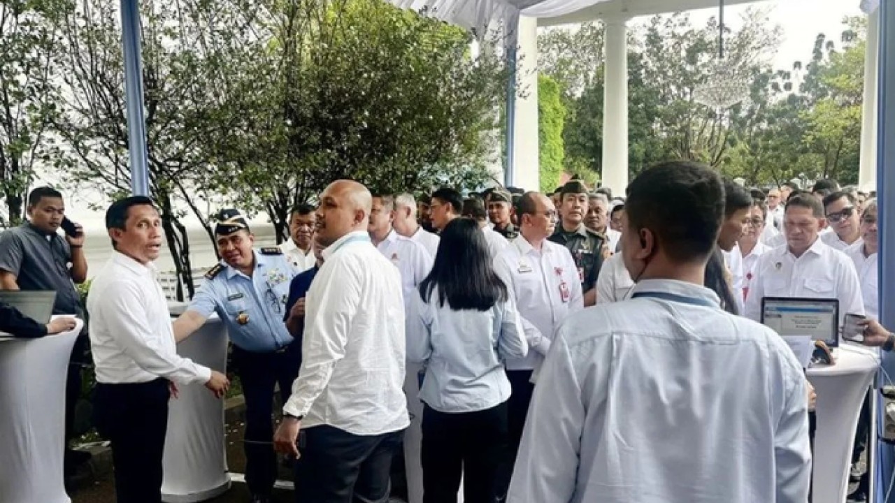 Sejumlah pejabat negara setingkat eselon 1 dari kementerian/lembaga mendaftarkan diri di meja registrasi sebelum masuk ke halaman tengah Istana Kepresidenan RI, Jakarta, Rabu (8/4/2026). ANTARA/Genta Tenri Mawangi/aa. (Antara)