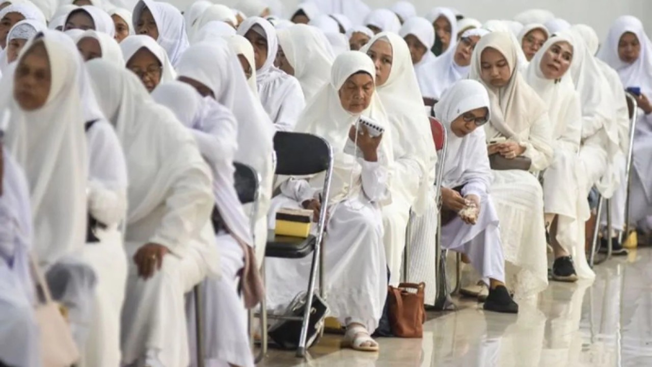Arsip foto - Jamaah calon haji mendengarkan pemaparan dalam bimbingan manasik haji di Gedung Islamic Center (IC) Kabupaten Ciamis, Jawa Barat, Rabu (1/4/2026). ANTARA FOTO/Adeng Bustomi/nym/aa. (Antara)