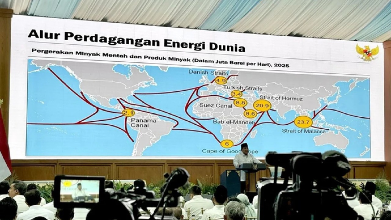 Presiden Prabowo Subianto memberikan taklimat di hadapan 800 pejabat negara mulai dari menteri sampai dengan eselon I kementerian/lembaga saat Rapat Kerja Pemerintah di Halaman Tengah Istana Kepresidenan, Jakarta, Rabu (8/4/2026). ANTARA/Genta Tenri Mawangi. (Antara)