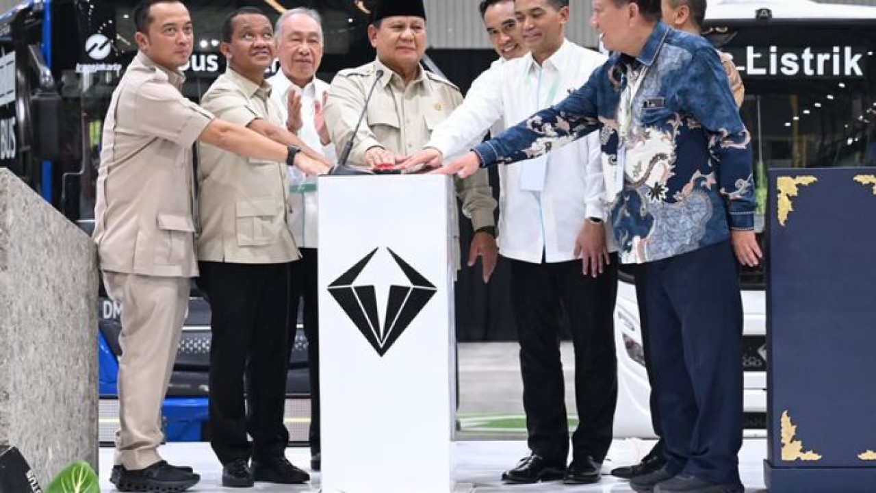 Prabowo Subianto Resmikan Pabrik Perakitan Kendaraan Komersial Listrik (Setpres)