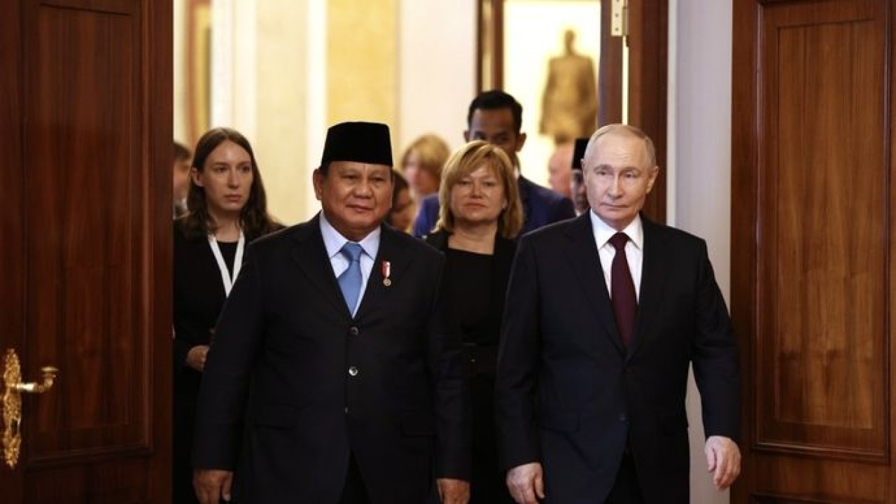 Momen hangat penuh makna. Prabowo Subianto dan Vladimir Putin menunjukkan keakraban saat perpisahan di Kremlin—simbol kuat persahabatan Indonesia–Rusia yang terus terjalin. (Bakom)
