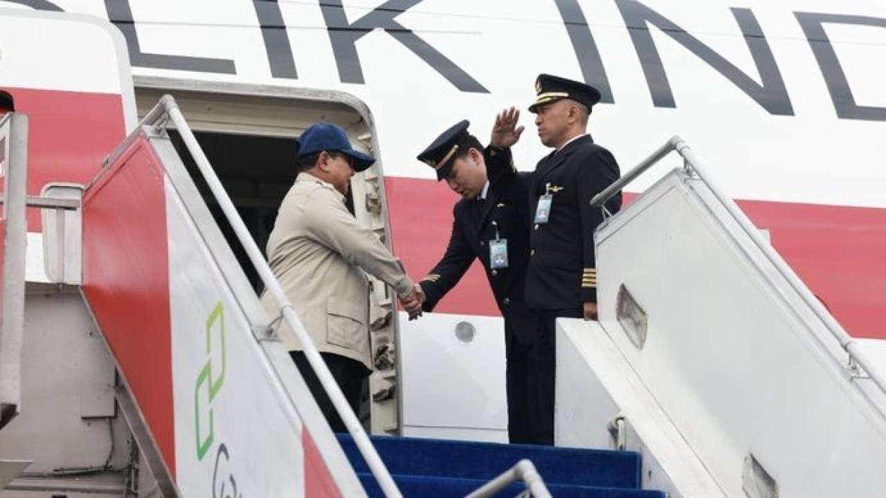 Presiden Prabowo Subianto kembali ke Tanah Air usai lawatan ke Rusia dan Prancis, membawa hasil konkret dari penguatan kerja sama energi, pertahanan, hingga ekonomi strategis. Diplomasi aktif Indonesia terus dibangun untuk masa depan yang lebih kuat di kancah global. (Bakom)