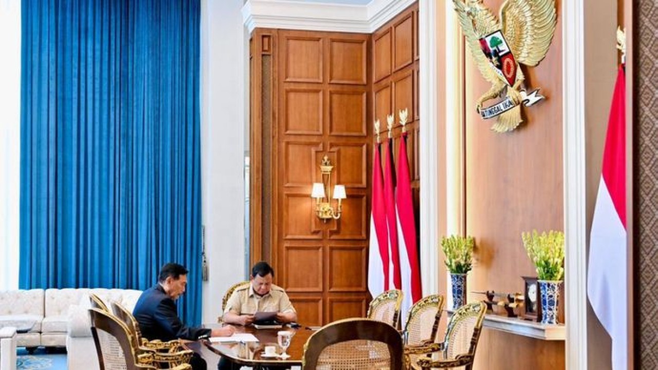 Presiden Prabowo Subianto menerima Ketua Dewan Ekonomi Nasional (DEN) Luhut Binsar Pandjaitan di Istana Merdeka, Jakarta (Istimewa)