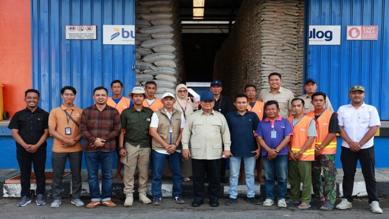 Momen penuh keakraban tercipta saat Presiden Prabowo Subianto berfoto bersama para pegawai di sela sidak Gudang Bulog Danurejo, Magelang, Jawa Tengah. (Foto: Dok/Istimewa/Bakom RI)