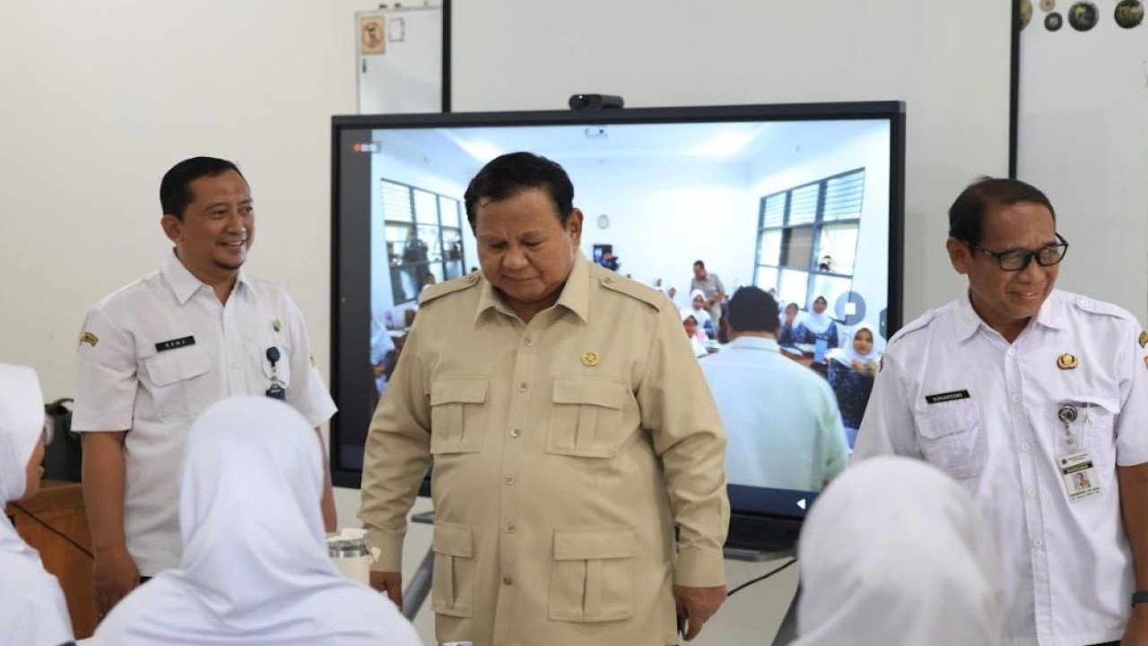 Presiden Prabowo Subianto meninjau langsung fasilitas pendidikan di SMAN 1 Cilacap, Jawa Tengah, Rabu (29/4/2026). (Foto: Dok/Istimewa/Bakom RI)