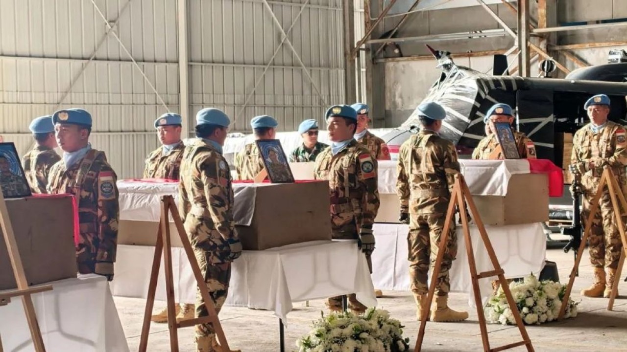 Suasana upacara pelepasan dan penghormatan tiga jenazah personel penjaga perdamaian Indonesia yang tergabung dalam misi UNIFIL di Hanggar Lebanese Air Force, Beirut, Lebanon (2/4/2026). (Foto: ANTARA/Bakom RI)