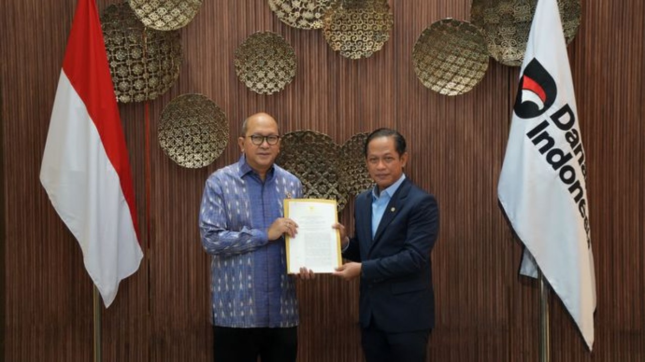 Menteri Lingkungan Hidup/Kepala Badan Pengendalian Lingkungan Hidup, Hanif Faisol Nuroﬁq bersama CEO Danantara Indonesia Rosan Roeslani