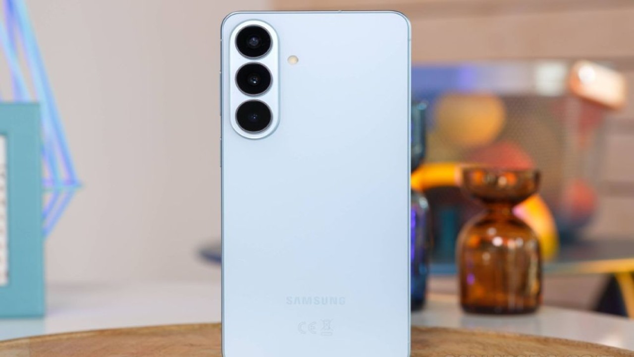 Samsung Galaxy S27 dikabarkan ubah desain kamera demi dukungan magnet Qi2. (Foto: Istimewa via GSM Arena)