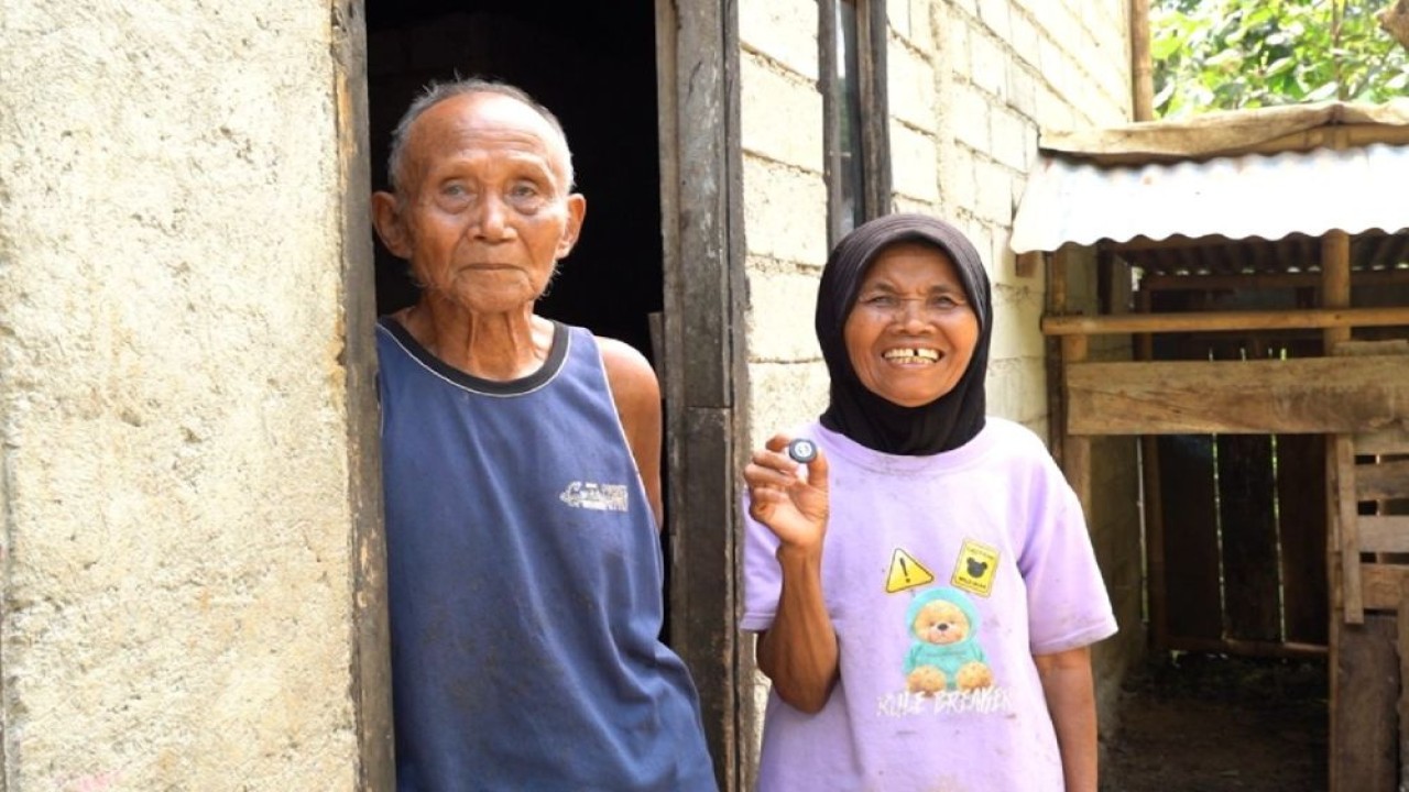 Samini dan Patmo Suwito (76), nenek dan kakek Hendi Saputro, menjadi sosok yang menggantikan peran orang tua sekaligus tulang punggung keluarga. (Foto: Dok/Istimewa/Bakom RI)